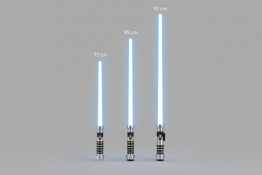 Vergleich verschiedener Lichtschwert-Klingenlängen: 72 cm, 85 cm und 92 cm