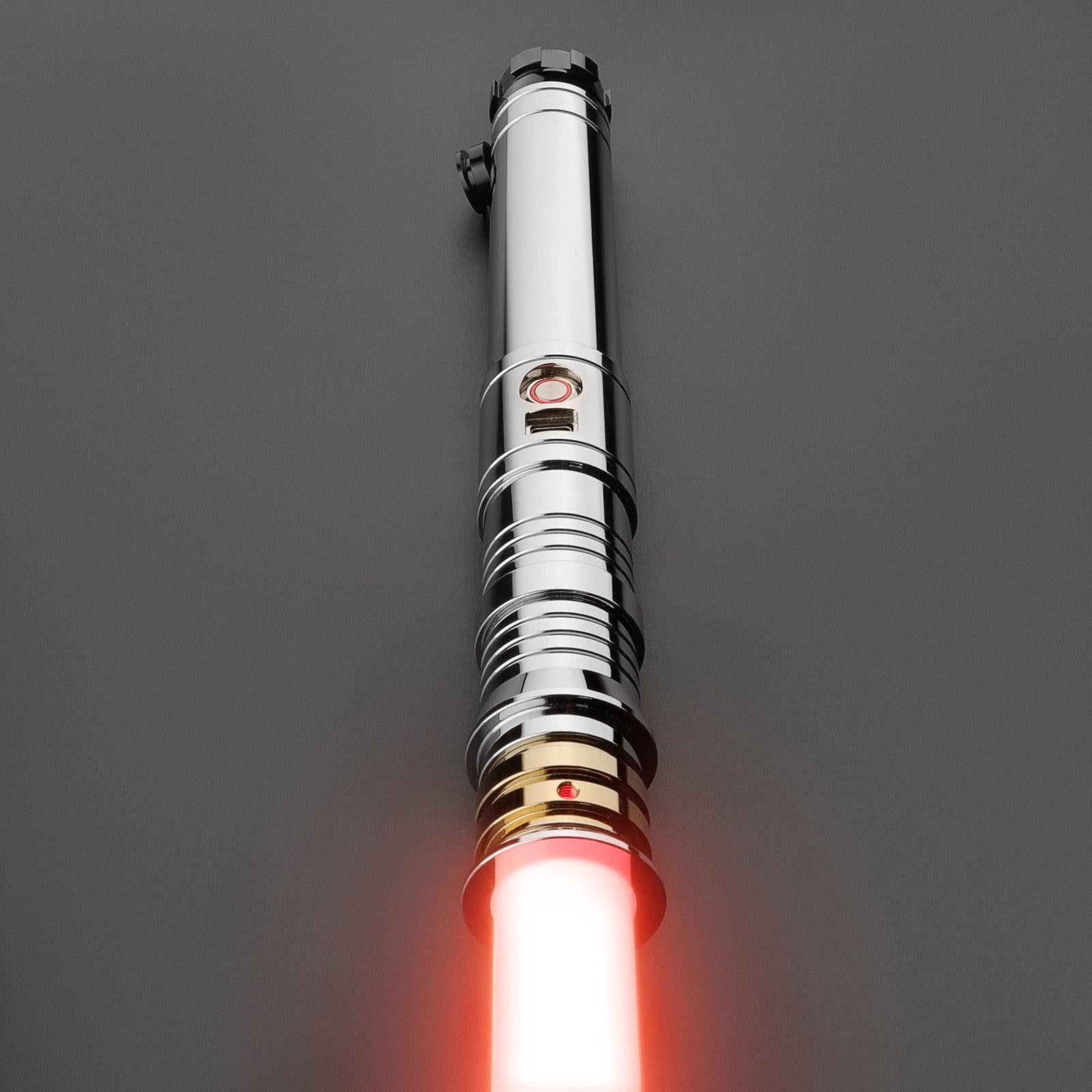 The Prodigal Lichtschwert – verchromt mit goldenem Emitter und roter Klinge