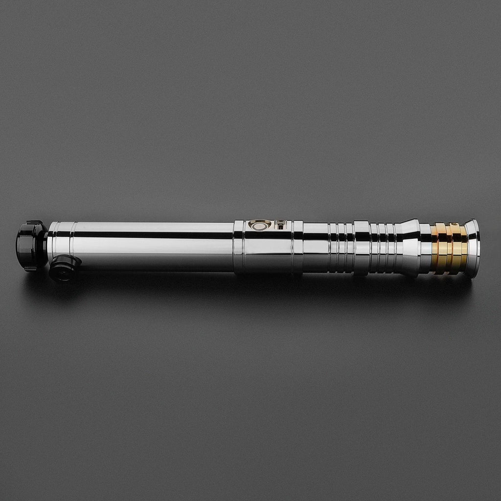The Prodigal Lichtschwert – verchromtes Premium-Design mit goldenem Emitter und tiefen Griffkuhlen