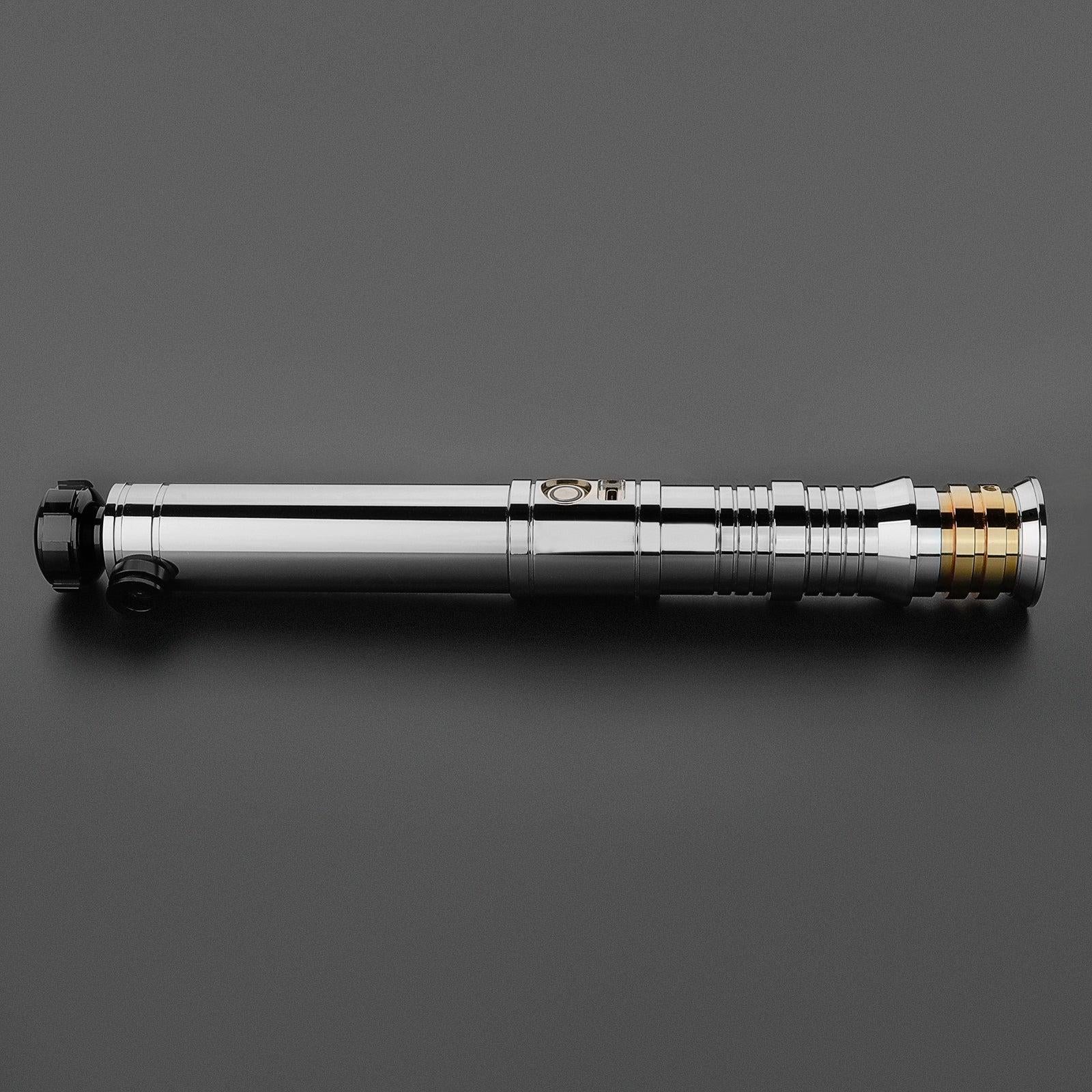 The Prodigal Lichtschwert – verchromtes Premium-Design mit goldenem Emitter und tiefen Griffkuhlen