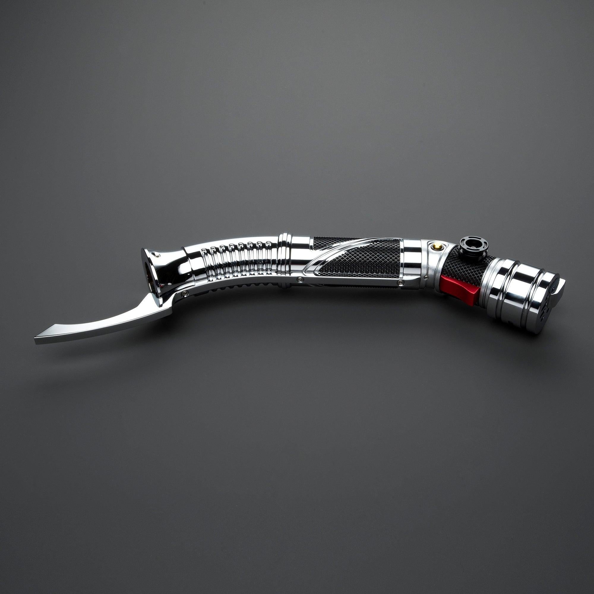 The Count Lichtschwert in Chrom und Schwarz – gebogenes Premium-Hilt mit rotem Akzent