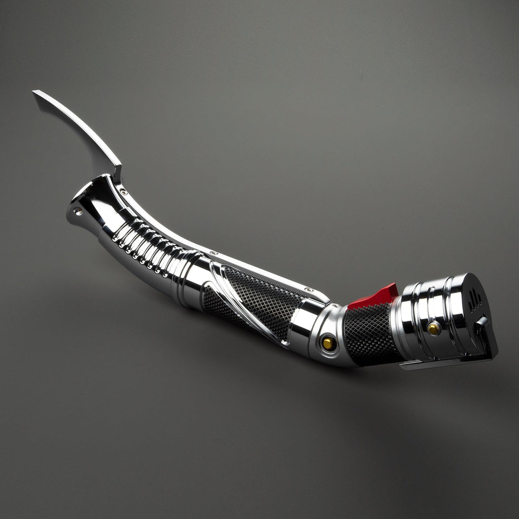 The Count Lichtschwert in Chrom und Schwarz – gebogenes Premium-Design mit rotem Akzent
