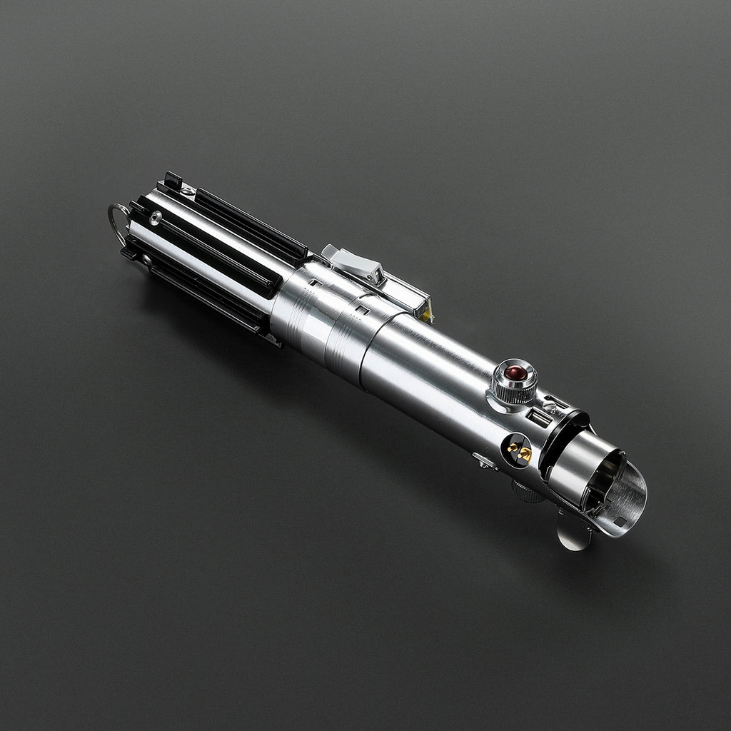 Das Son Lichtschwert – silbernes Premium-Modell mit detailliertem Griff und rotem Knopf