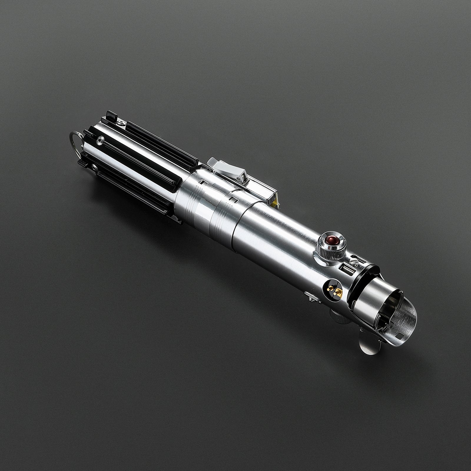 Das Son Lichtschwert – silbernes Premium-Modell mit detailliertem Griff und rotem Knopf