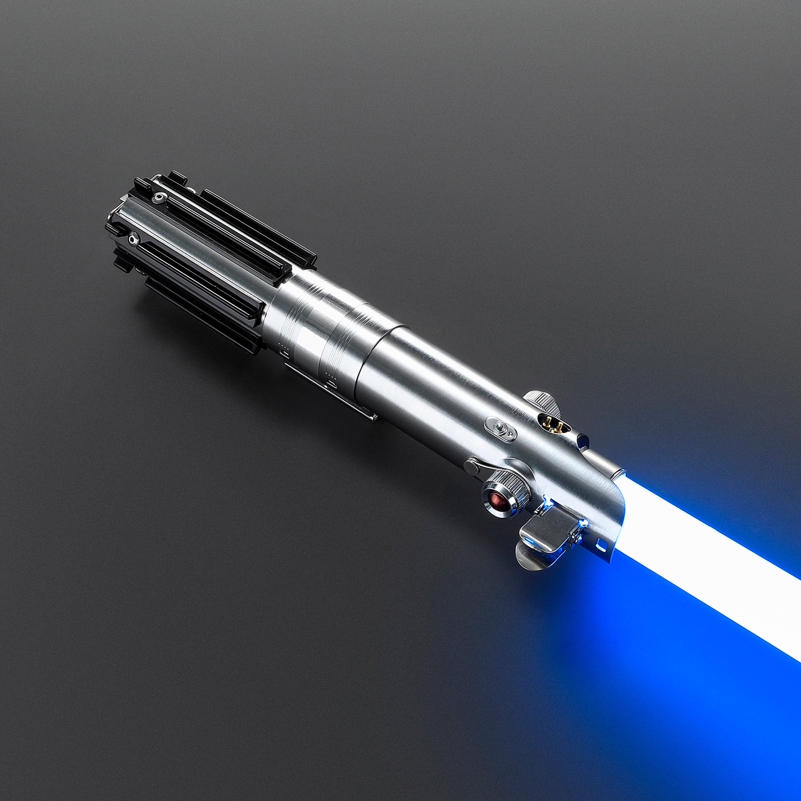 Das Son Lichtschwert in Silber – detailreiches Premium-Modell mit blauer Klinge