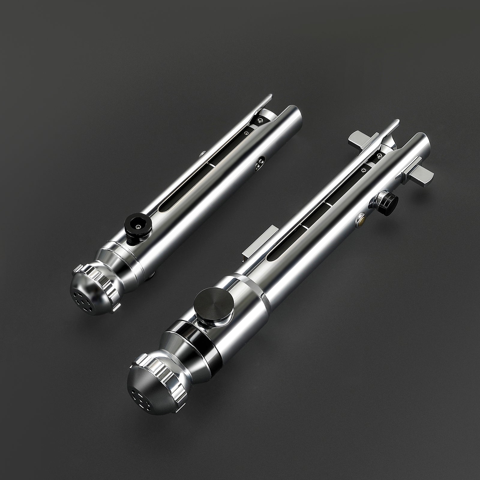 Zwei silberne Snips Lichtschwerter aus Metall mit schwarzen Akzenten und 1 Zoll Klingen.