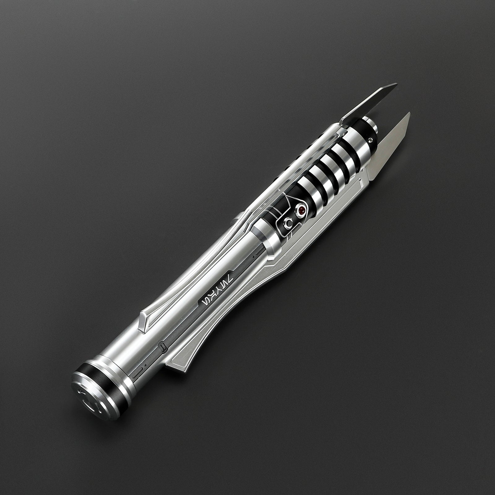 Revenant Lichtschwert in Silber – duellfähiges Premium-Modell mit schwarzem Griffdetail