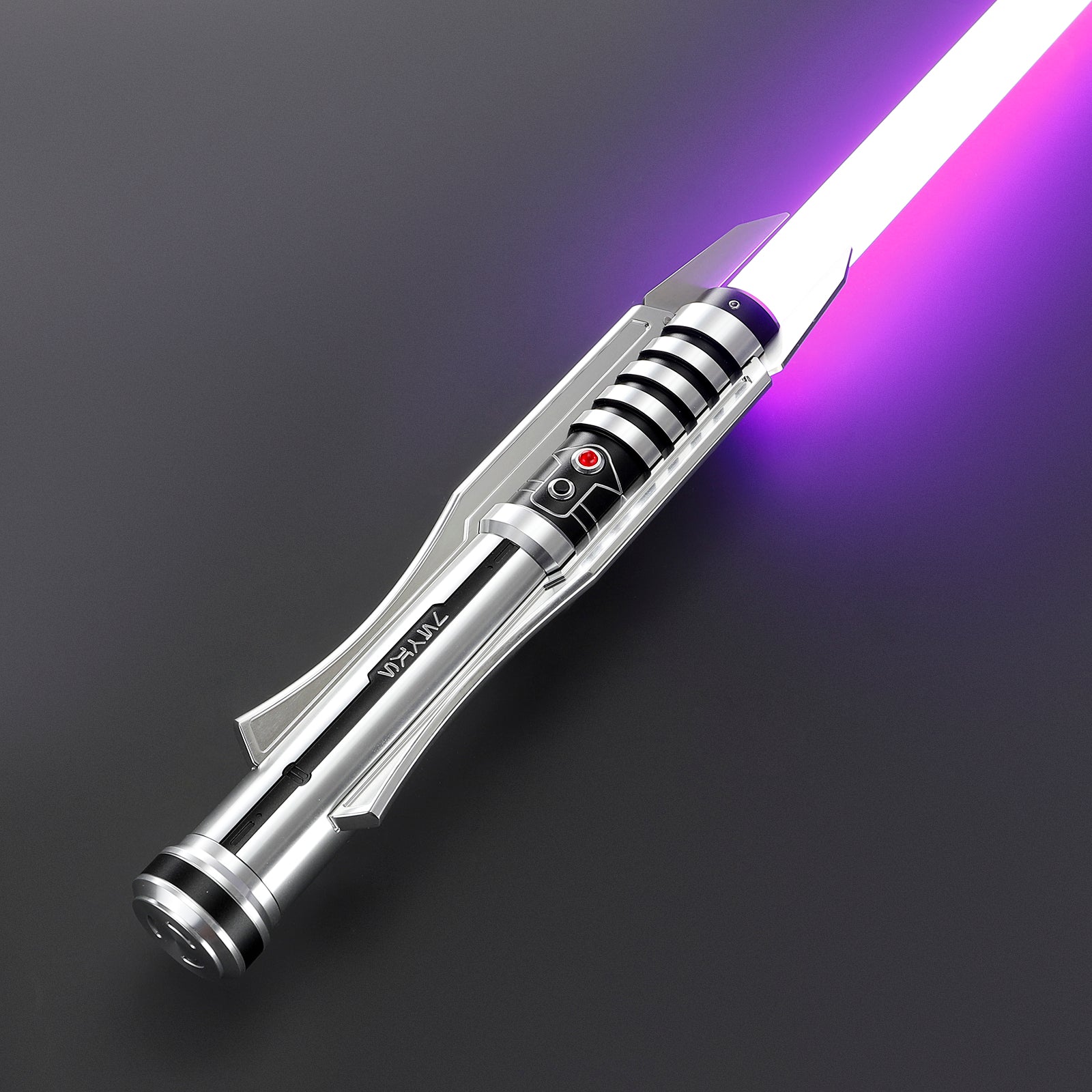 Revenant Lichtschwert in Silber mit violettem Plasma – Premium-Design und schwarzem Griffdetail