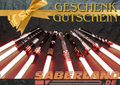 Saberland.de Geschenkgutschein mit goldener Schleife über leuchtenden Premium-Lichtschwertern