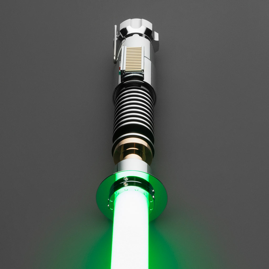 Hero V2 Lichtschwert mit silbernem Griff und goldenen Akzenten, leuchtende grüne Klinge