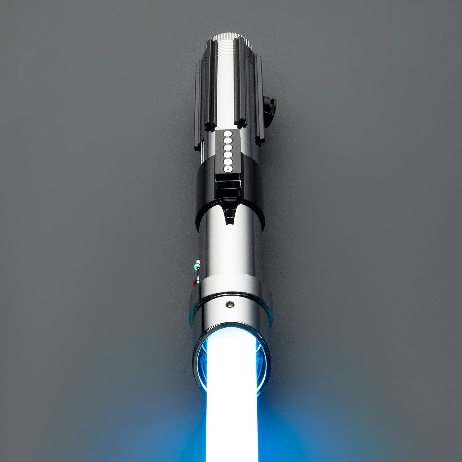 The Learner – schlankes, silbernes Lichtschwert mit schwarzen Rillen und leuchtend blauer Klinge