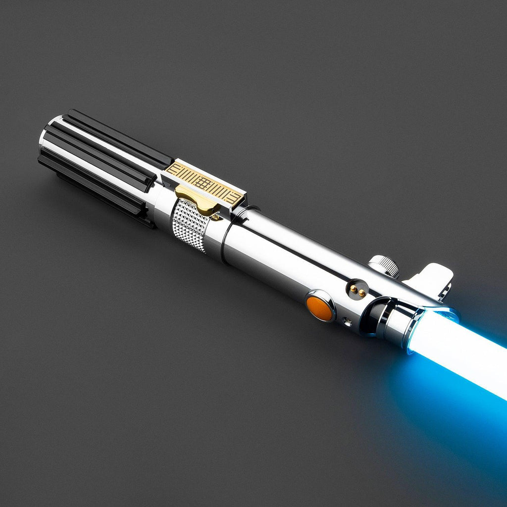 Das Chosen Lichtschwert in Silber – duellfähiges Premium-Modell mit blau leuchtender Klinge