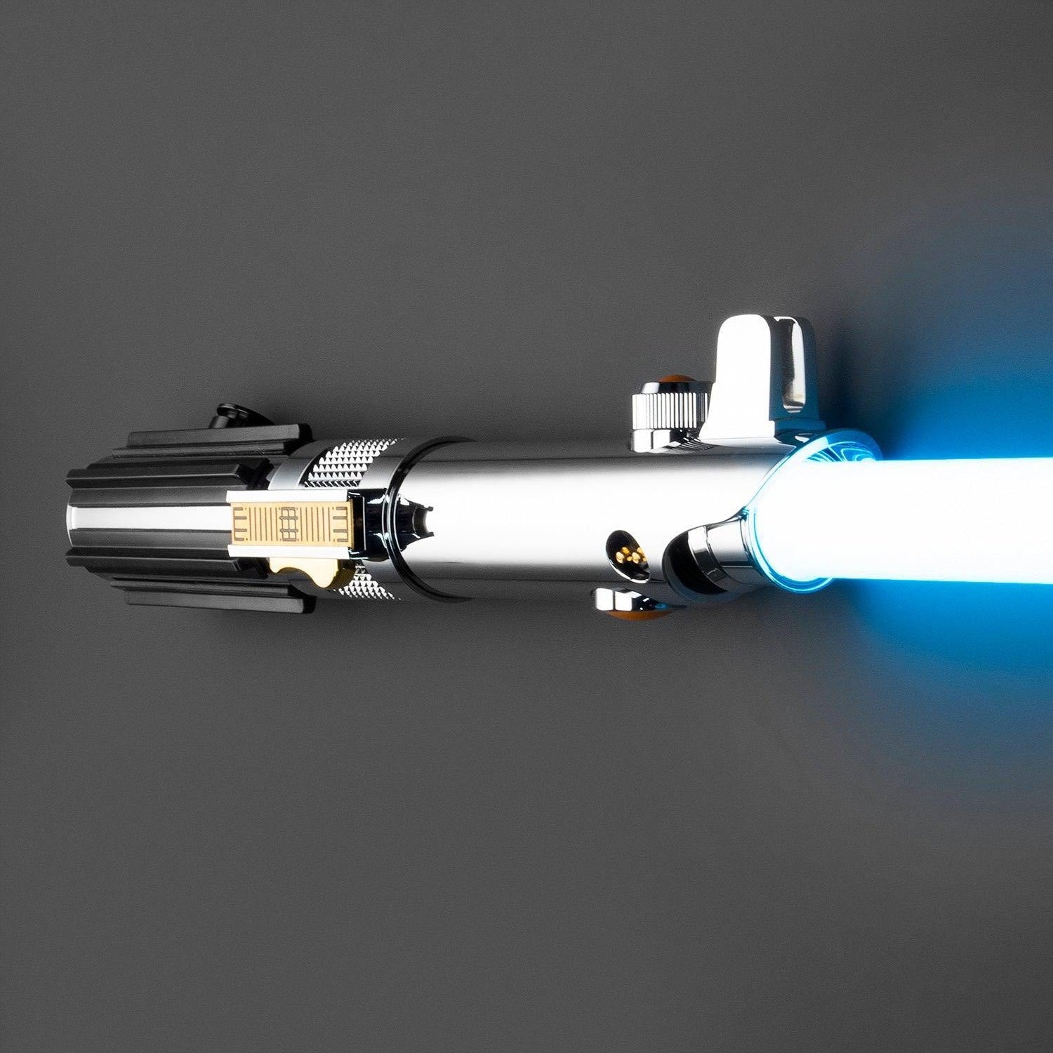 The Chosen Lichtschwert in Silber mit blau leuchtender Klinge – Premium-Design mit goldenen Akzenten