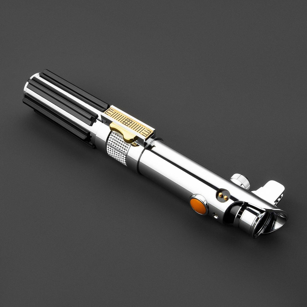 The Chosen Lichtschwert in Chrom und Schwarz – detaillierter Griff mit goldenen Akzenten und orangefarbenem Knopf