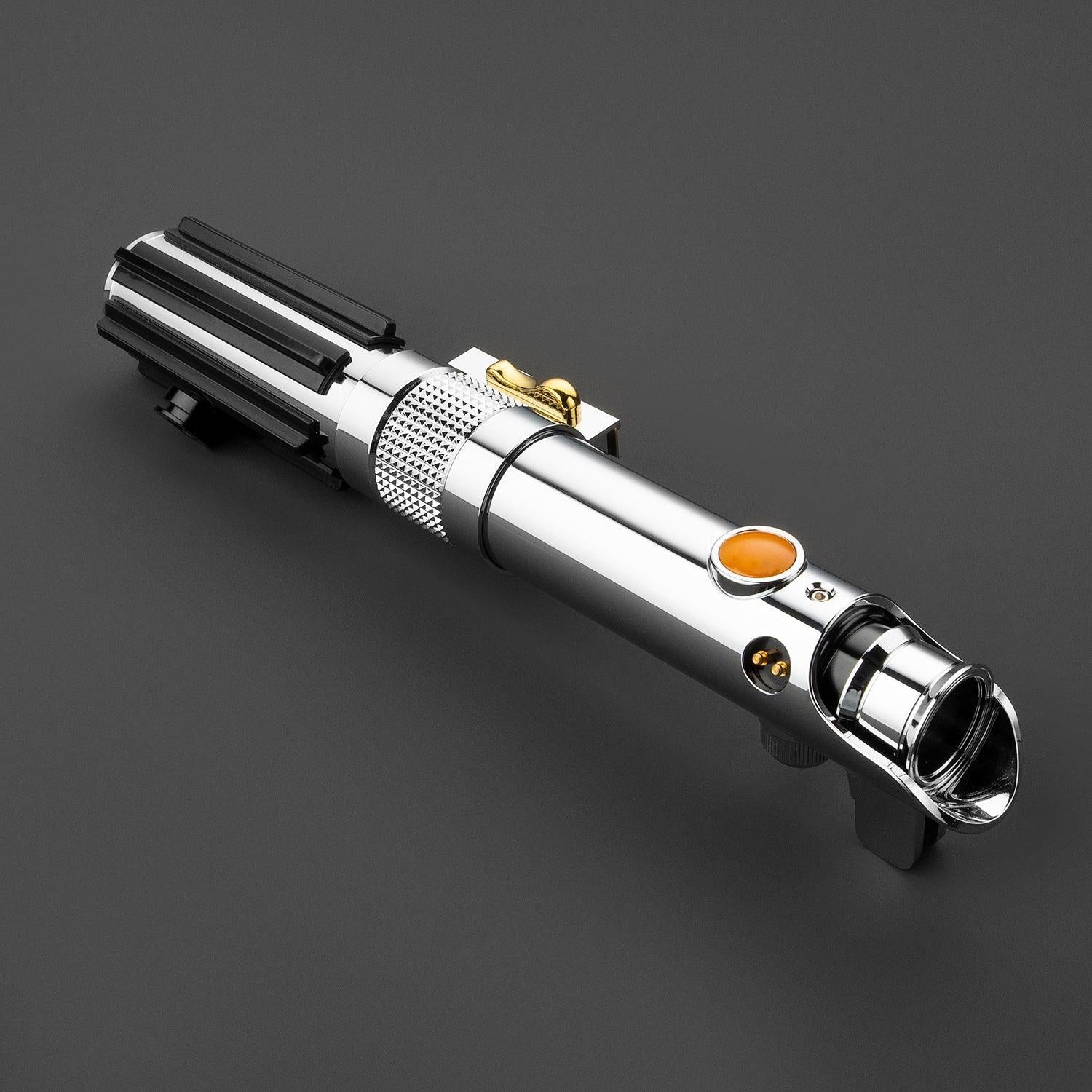 Das Chosen Lichtschwert in Chrom – detailliertes Premium-Modell mit schwarzem Griff und orangefarbenem Knopf