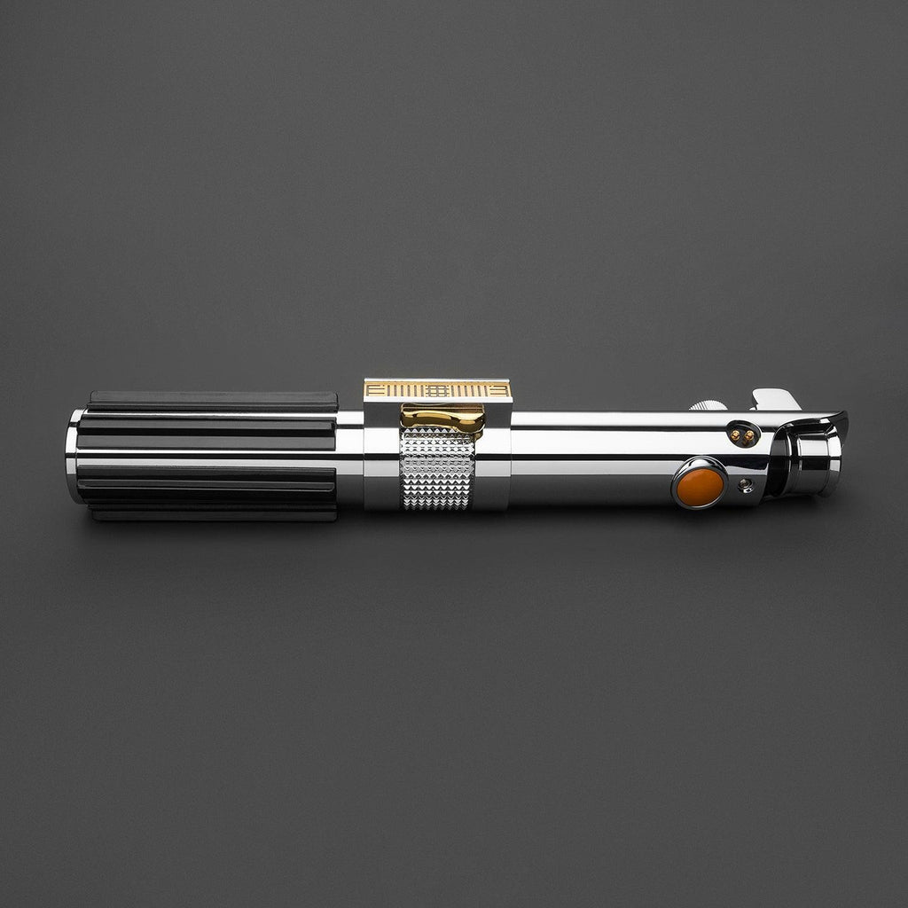 Das Chosen Lichtschwert in Silber und Schwarz – detaillierter Griff mit goldenen Akzenten und orangefarbenem Knopf