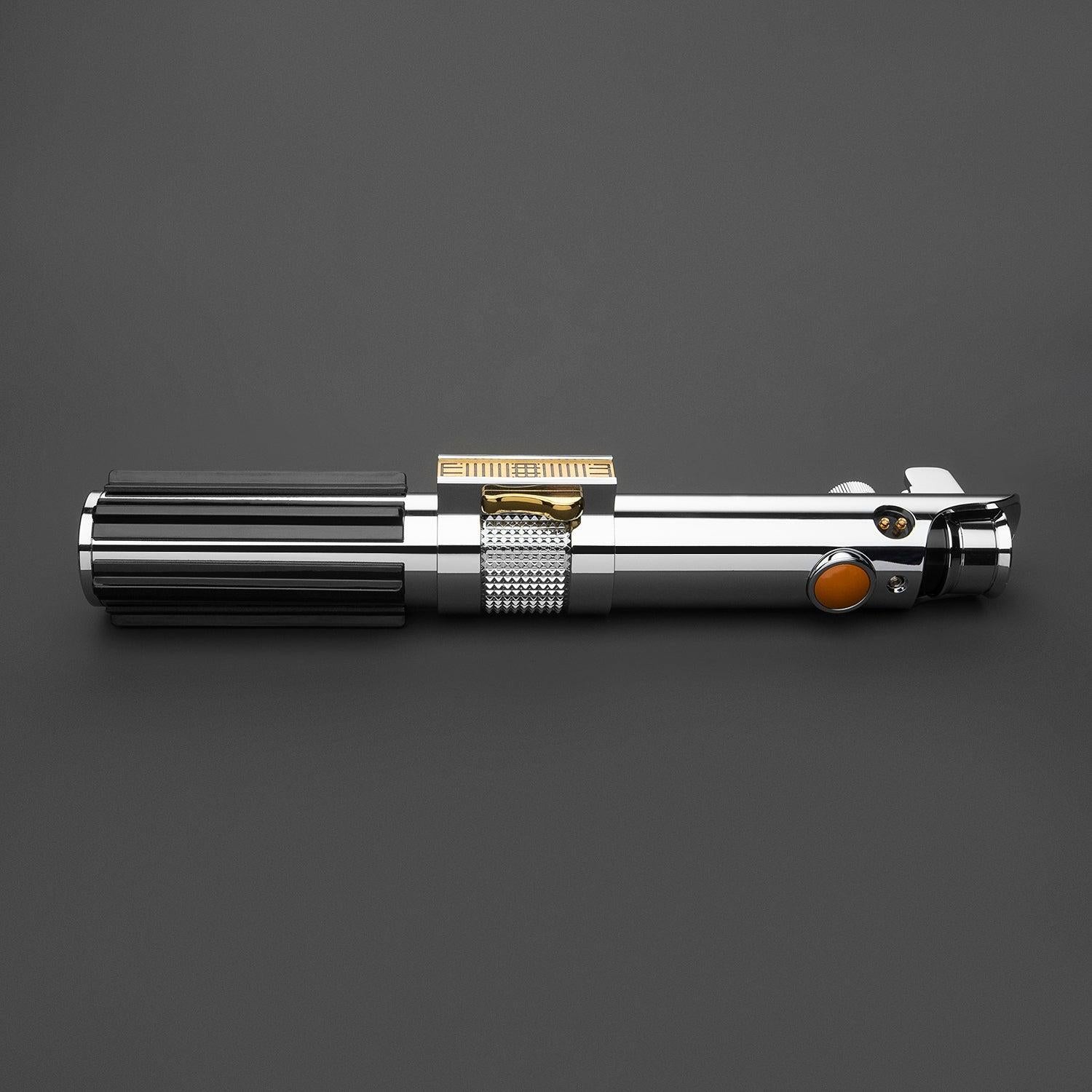 Das Chosen Lichtschwert in Silber und Schwarz – detaillierter Griff mit goldenen Akzenten und orangefarbenem Knopf