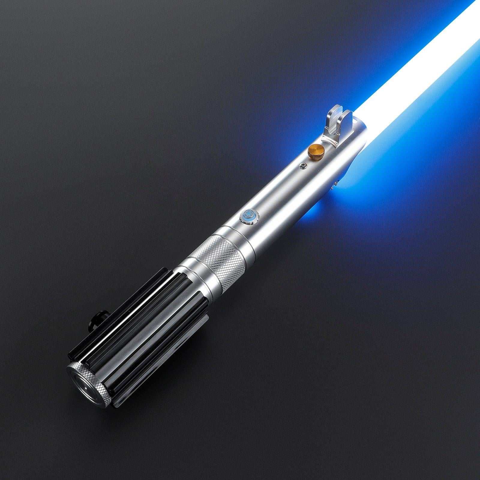 The Chosen Lichtschwert in Silber mit blau leuchtender Klinge – duellfähiges Premium-Modell