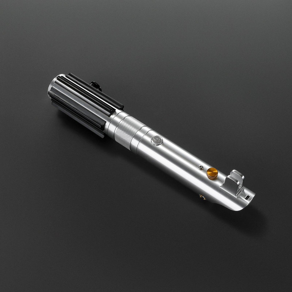 The Chosen Lichtschwert in Silber – vereinfachtes, duellfähiges Premium-Modell mit goldenem Knopf