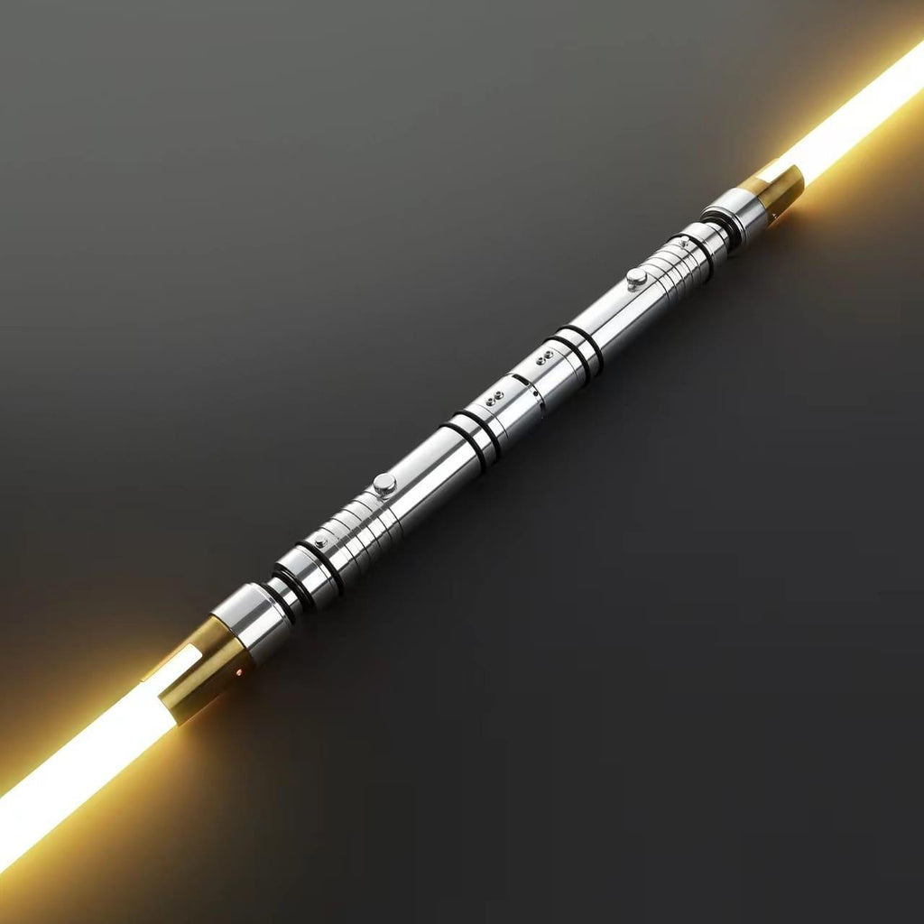 The Beacon – silbernes Premium-Doppelklingen-Lichtschwert mit goldfarbenen Akzenten und leuchtenden Klingen