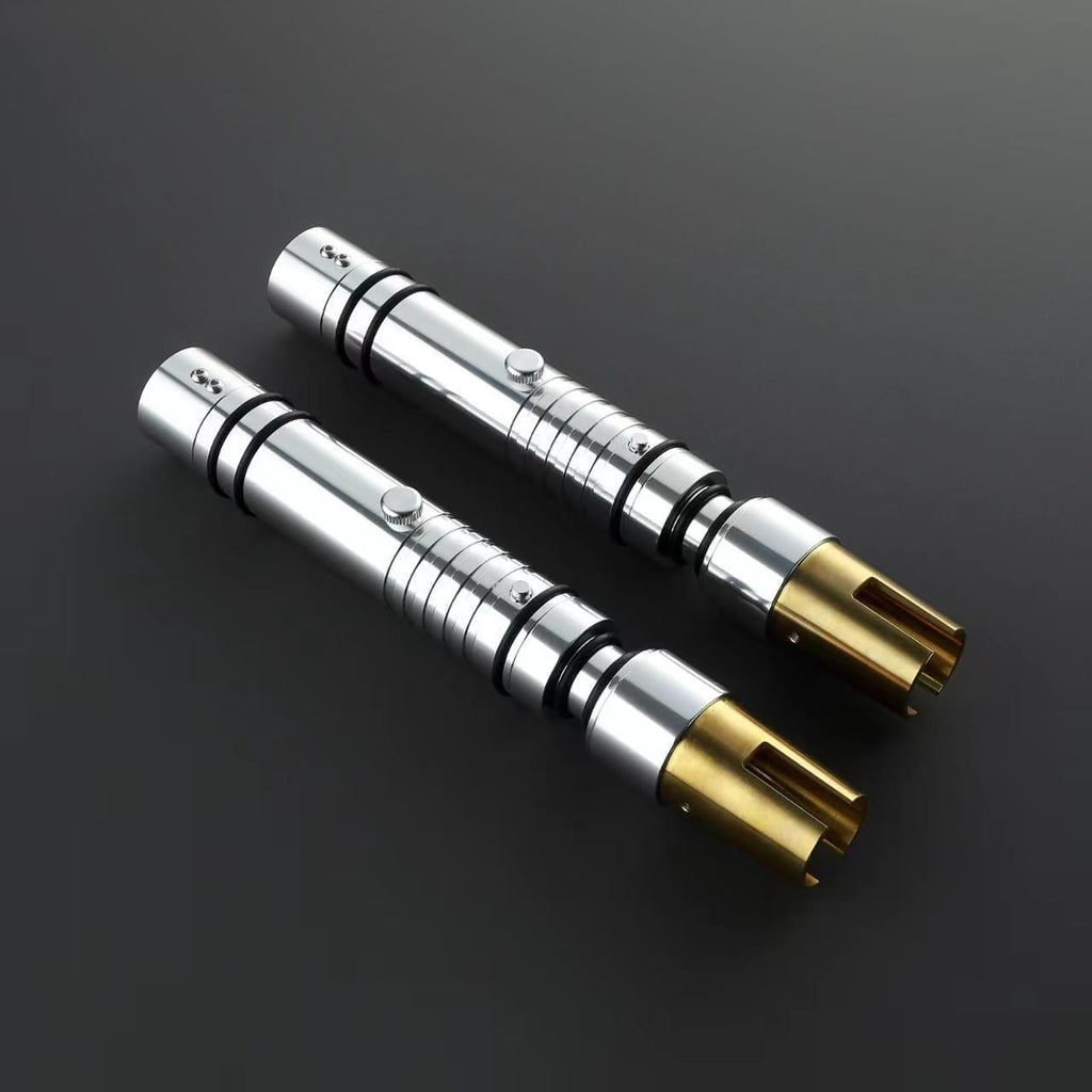 Zwei silberne The Beacon Lichtschwerter mit goldenen Akzenten – Premium-Hilt-Design
