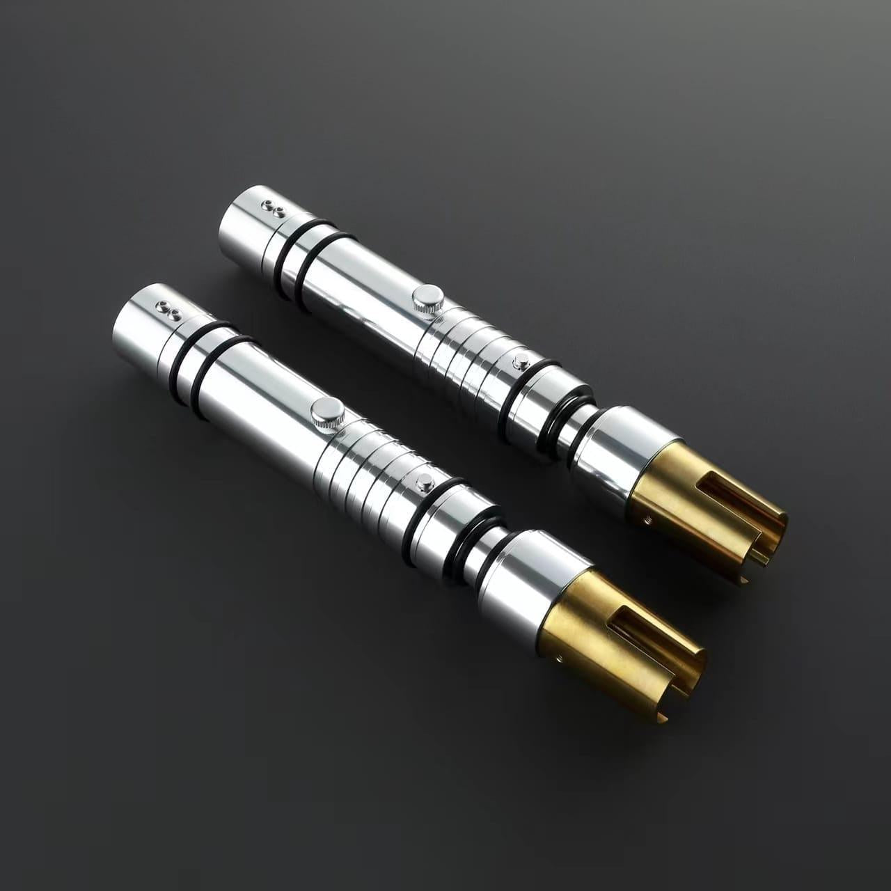 Zwei silberne The Beacon Lichtschwerter mit goldenen Akzenten – Premium-Hilt-Design