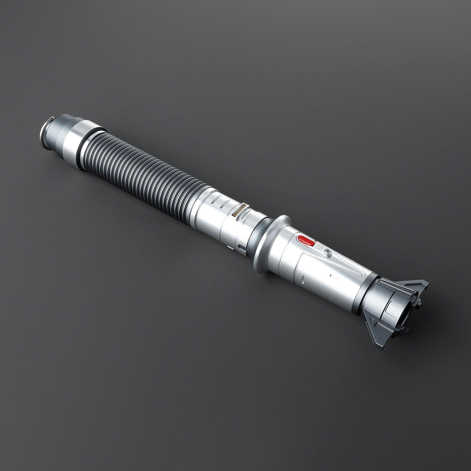 Crusader Lichtschwert in Silber – duellfähiges Premium-Modell mit geriffeltem Griff und rotem Schalter