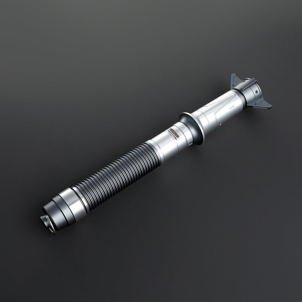 Crusader Lichtschwert in Silber – detaillierter Griff mit schwarzer Riffelung, Premium-Design
