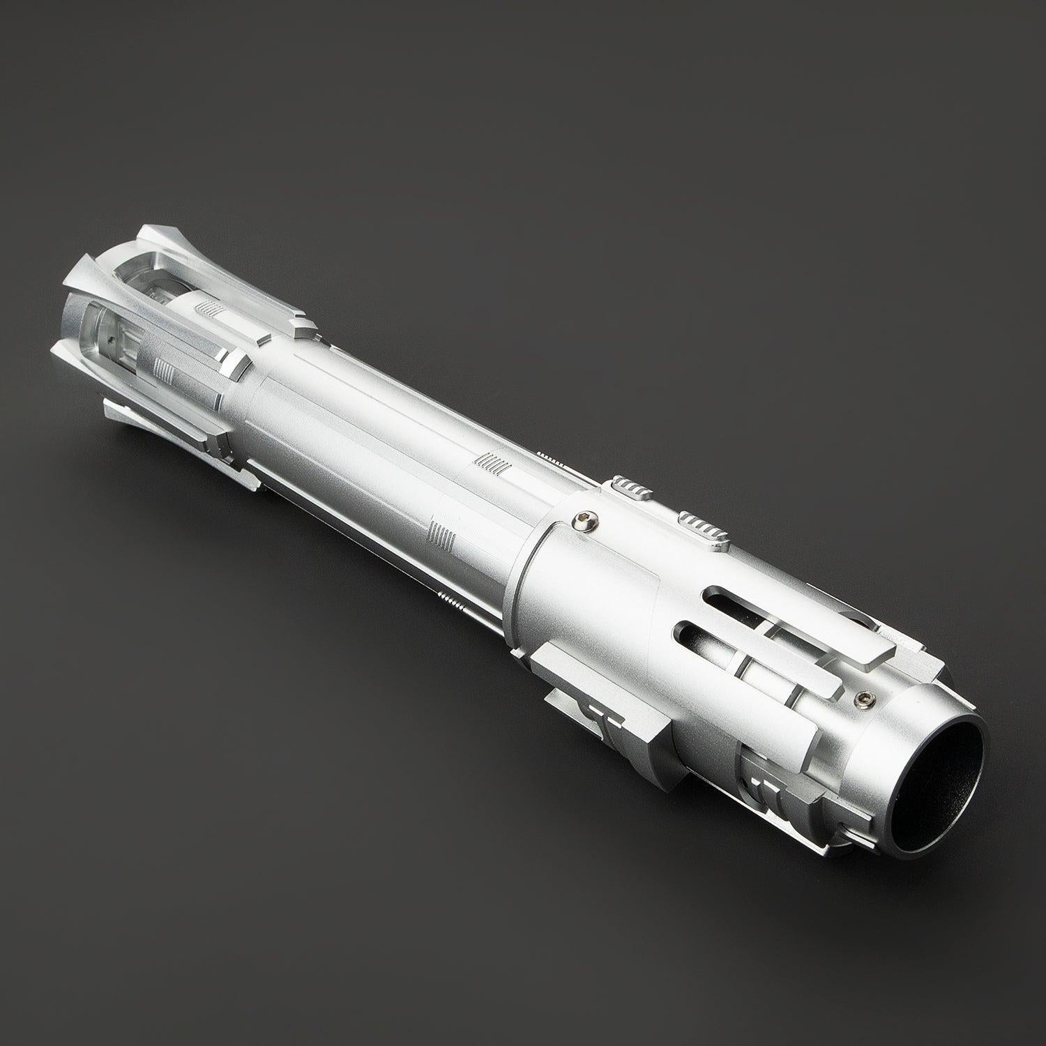 The Scion Lichtschwert in Silber – detaillierter Griff aus Aluminium