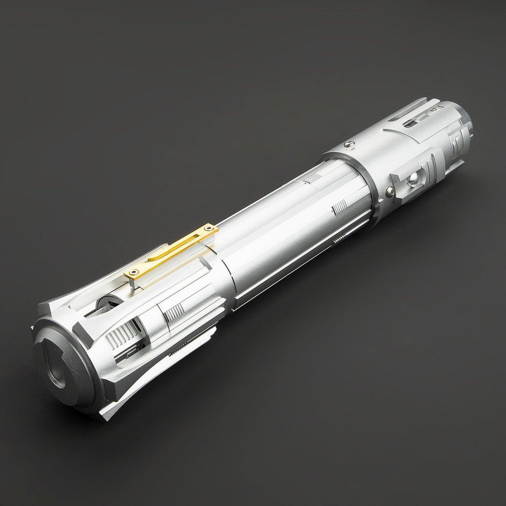 Das Scion Lichtschwert in Silber – detaillierter Griff mit goldenem Akzent