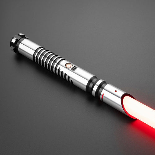 C011 Lichtschwert in Silber – schlankes Design mit schrägem Emitter und griffigen Rillen