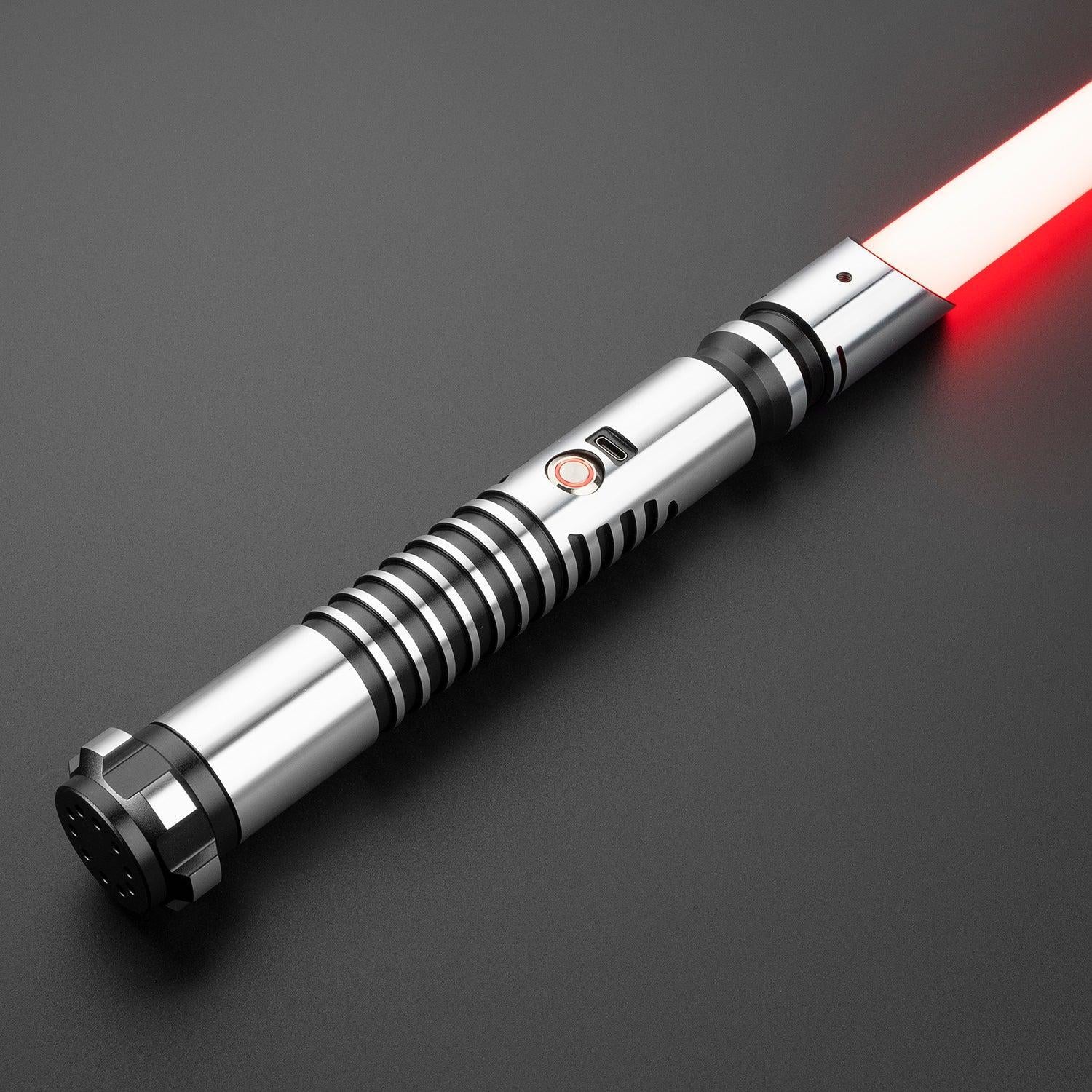 C011 Lichtschwert in Silber mit roter Klinge – glattes Design, gerillter Griff