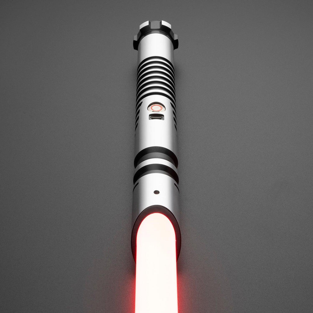 C011 Lichtschwert in Silber – schlankes Design mit schrägem Emitter und roter Klinge