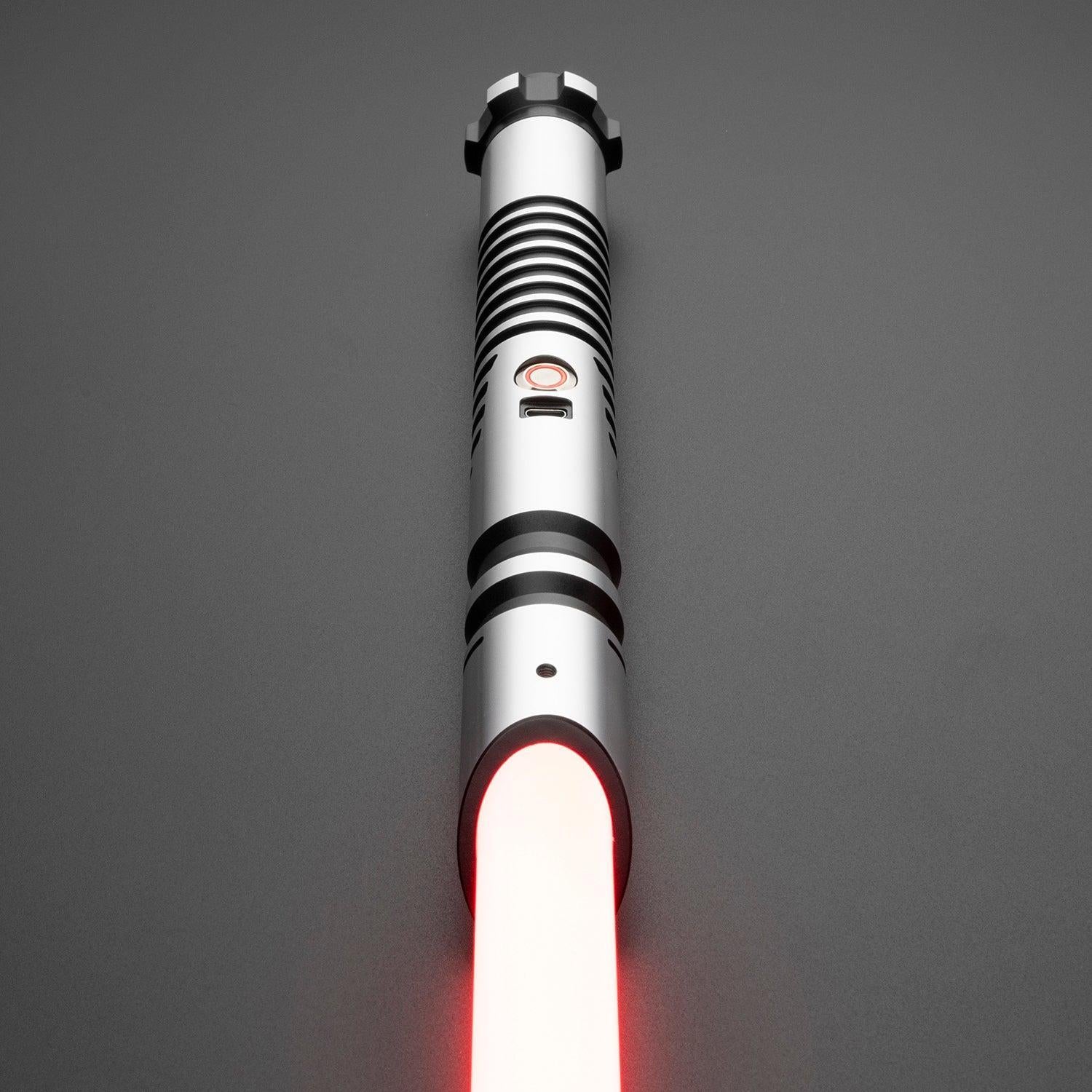 C011 Lichtschwert in Silber – schlankes Design mit schrägem Emitter und roter Klinge