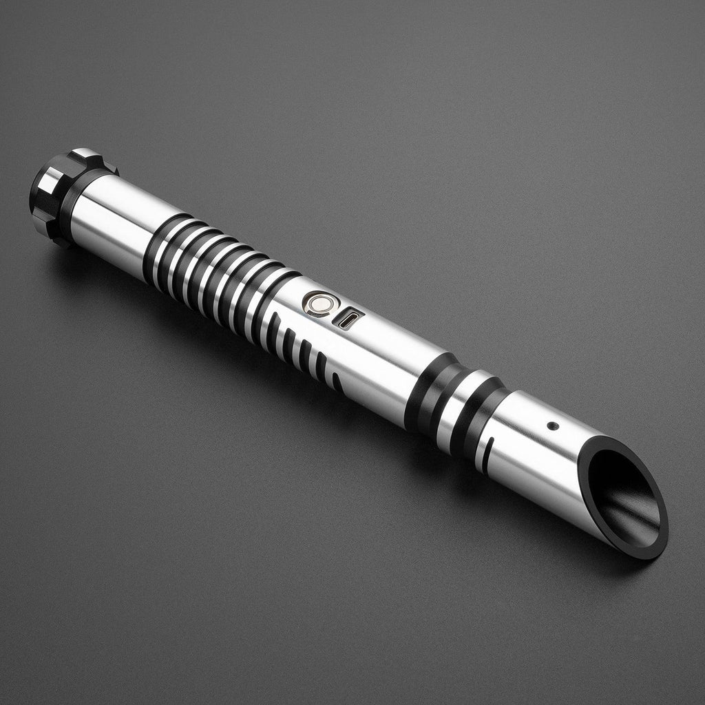 C011 Lichtschwert in Silber – glattes Design mit schrägem Emitter und gerilltem Griff