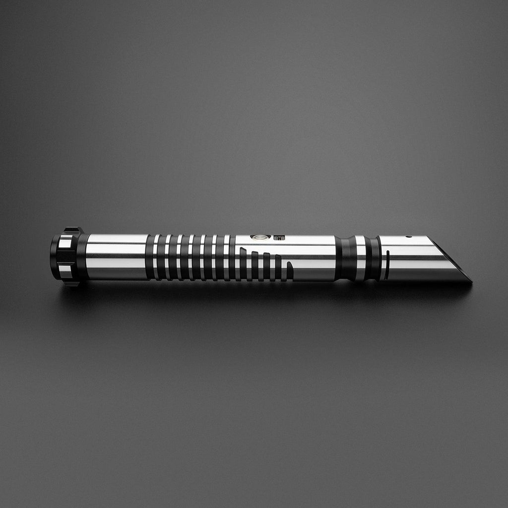 C011 Lichtschwert in Silber-Schwarz – glattes Design mit gerilltem Griff und schrägem Emitter