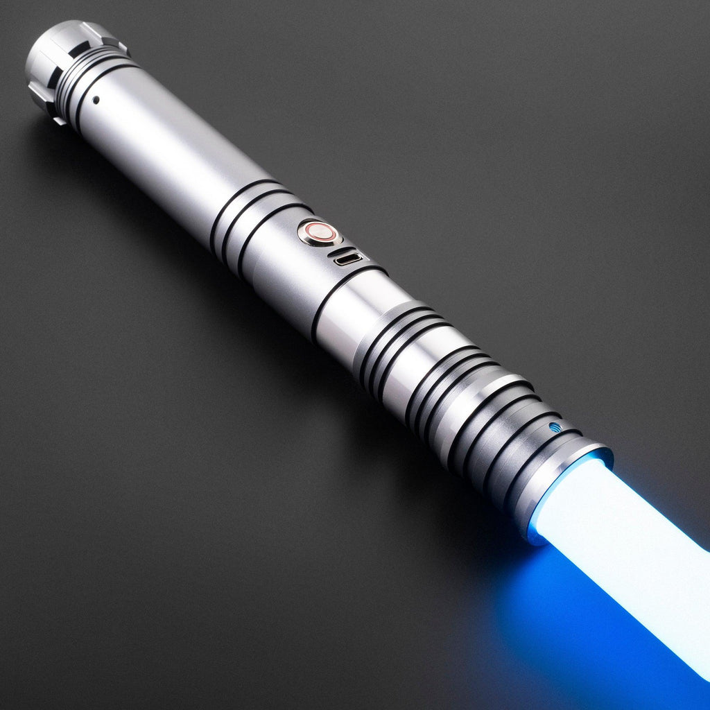 C035 Lichtschwert in Silber – schlankes, gerilltes Design mit kurzem Griff und blauem Licht