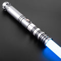 C035 Lichtschwert in Silber – schlankes, gerilltes Design mit kurzem Griff und blauem Licht