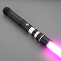 C035 Lichtschwert in Schwarz – geradliniges Design mit kurzem Griff und pinker Klinge