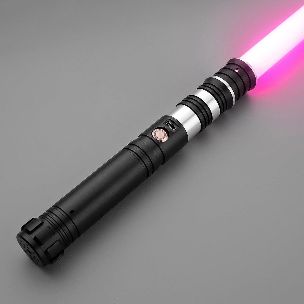C035 Lichtschwert in Schwarz-Silber – geradliniges, griffiges Premium-Design mit pinker Klinge