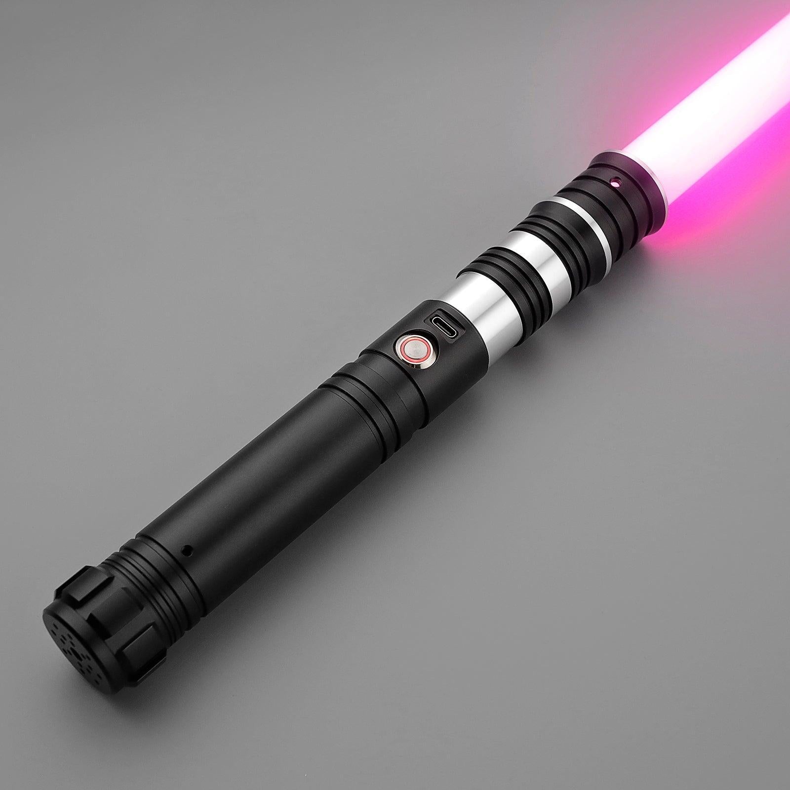 C035 Lichtschwert in Schwarz-Silber – geradliniges, griffiges Premium-Design mit pinker Klinge
