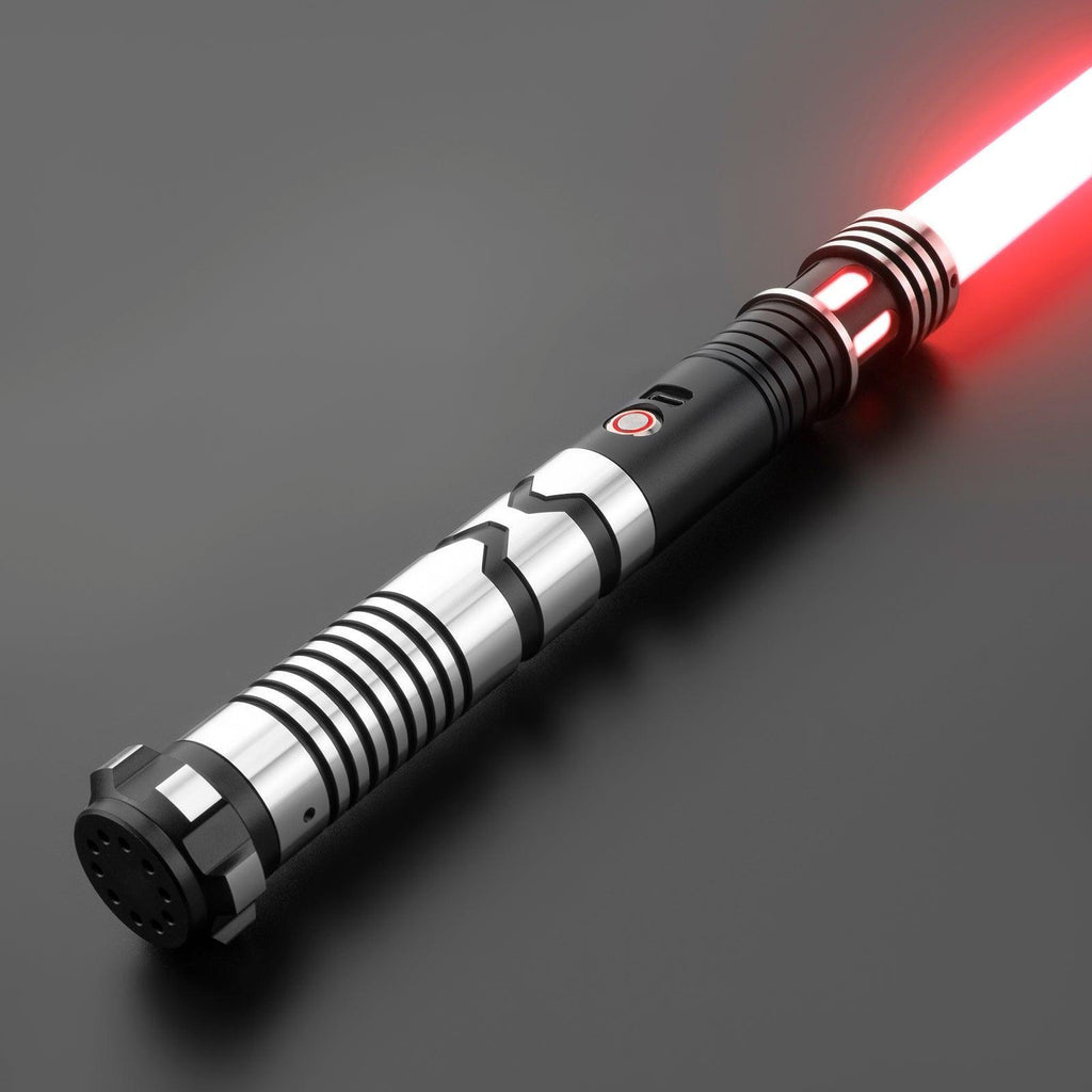 C037 Lichtschwert mit dunklem Griff, silbernen Akzenten und leuchtendem Emitter – Premium-Design