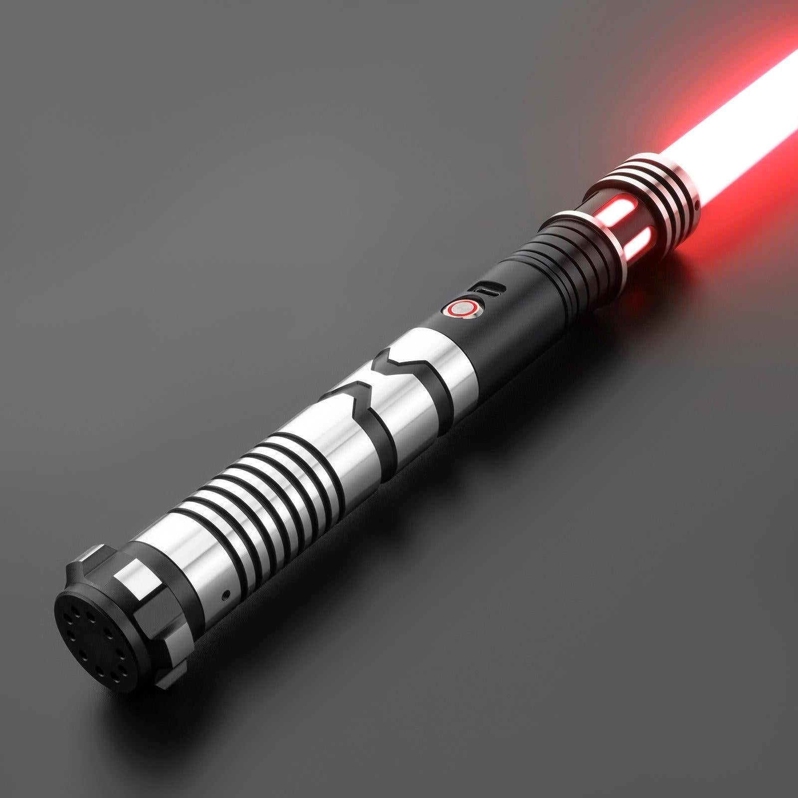 C037 Lichtschwert mit dunklem Griff, silbernen Akzenten und leuchtendem Emitter – Premium-Design