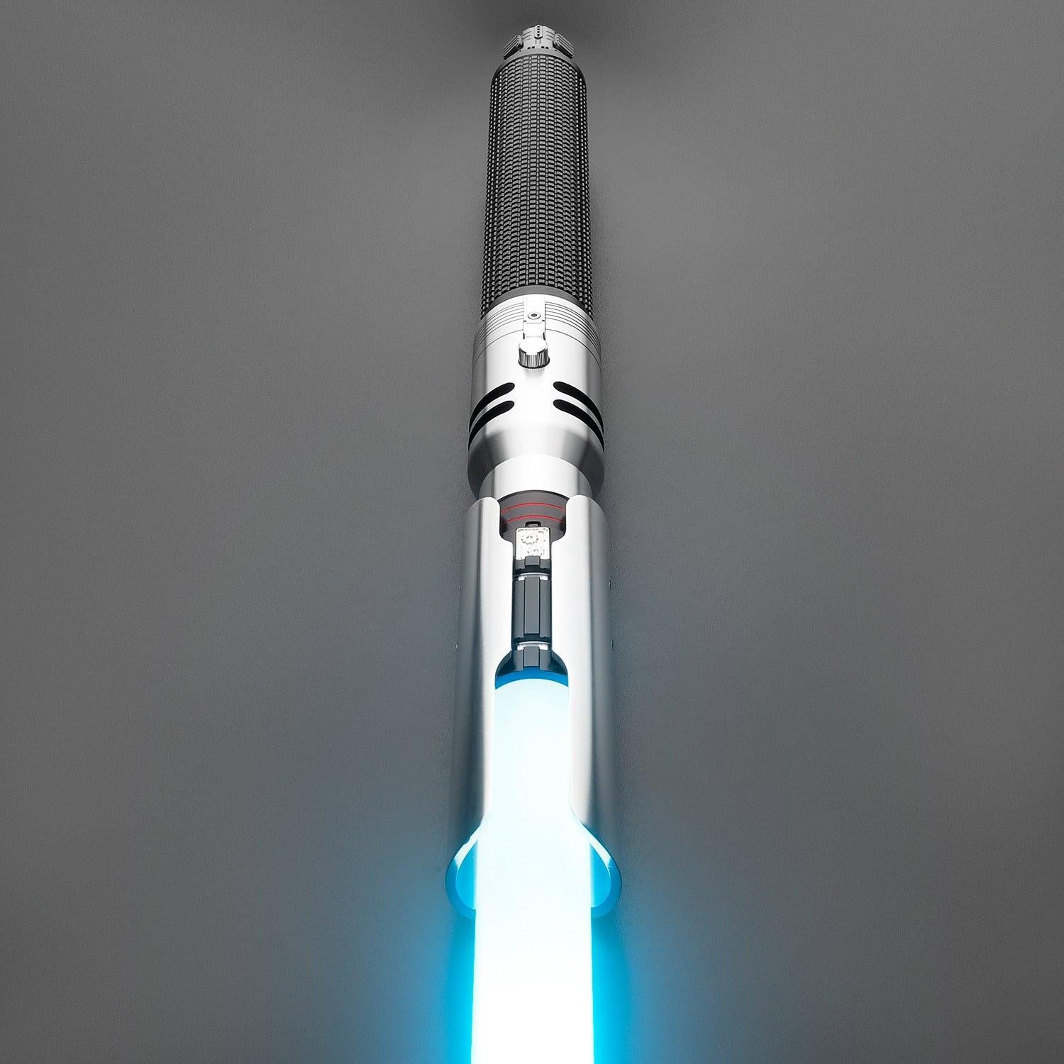Fallen Variante 2 Lichtschwert – silberner Griff mit schwarzem Gitter und leuchtend blauer Klinge