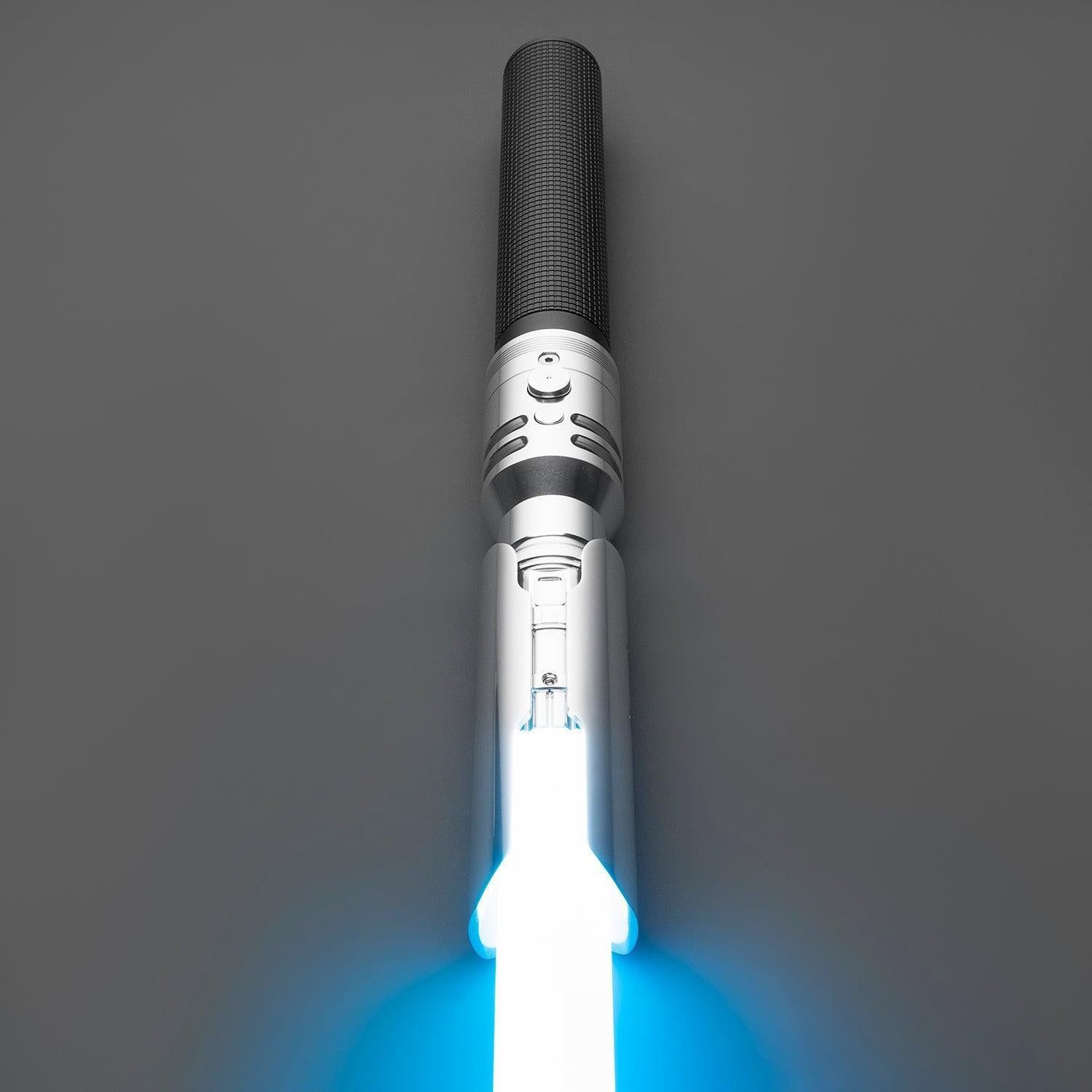 Fallen Variante 1 Lichtschwert mit silbernem Hilt, schwarzem Griff und leuchtend blauer Klinge