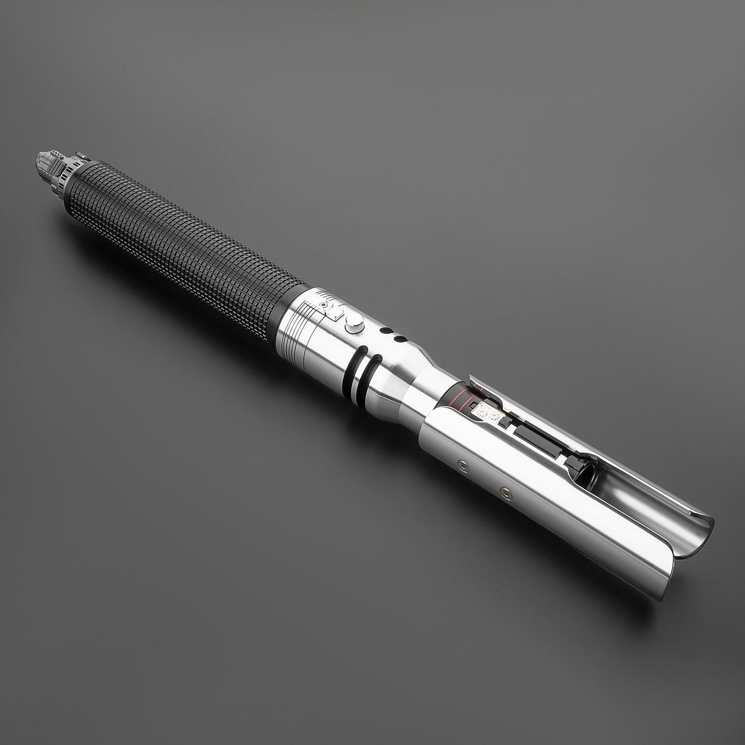 Fallen Variante 2 Lichtschwert in Silber und Schwarz – detailliertes Premium-Design mit offenem Emitter