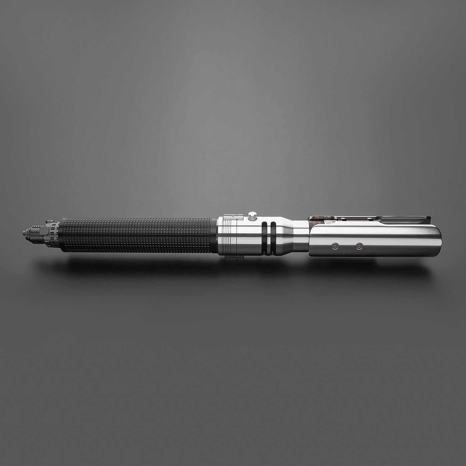 Fallen Variante 2 Lichtschwert – silberner Griff mit schwarzer Textur und rotem Akzent