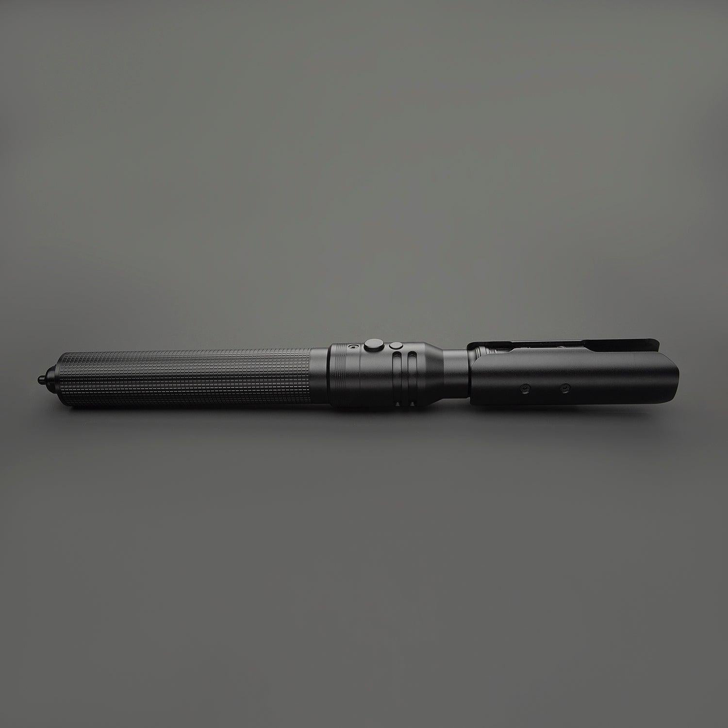 Fallen einfarbige Variante 2 – matt-schwarzes Premium-Lichtschwert mit strukturiertem Griff