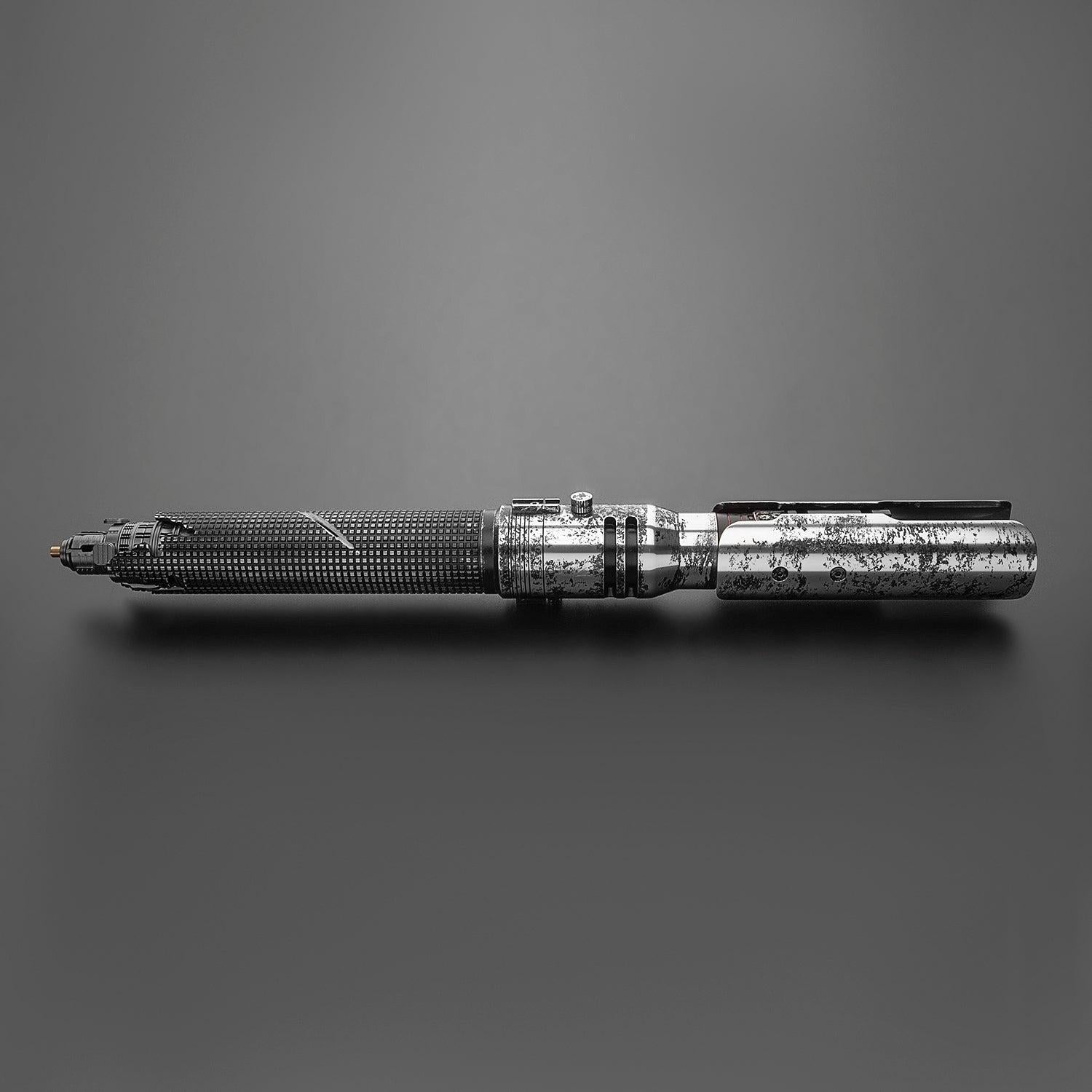 Fallen - verwittert Lichtschwert mit abgenutztem Metall-Hilt und detailliertem Griffdesign