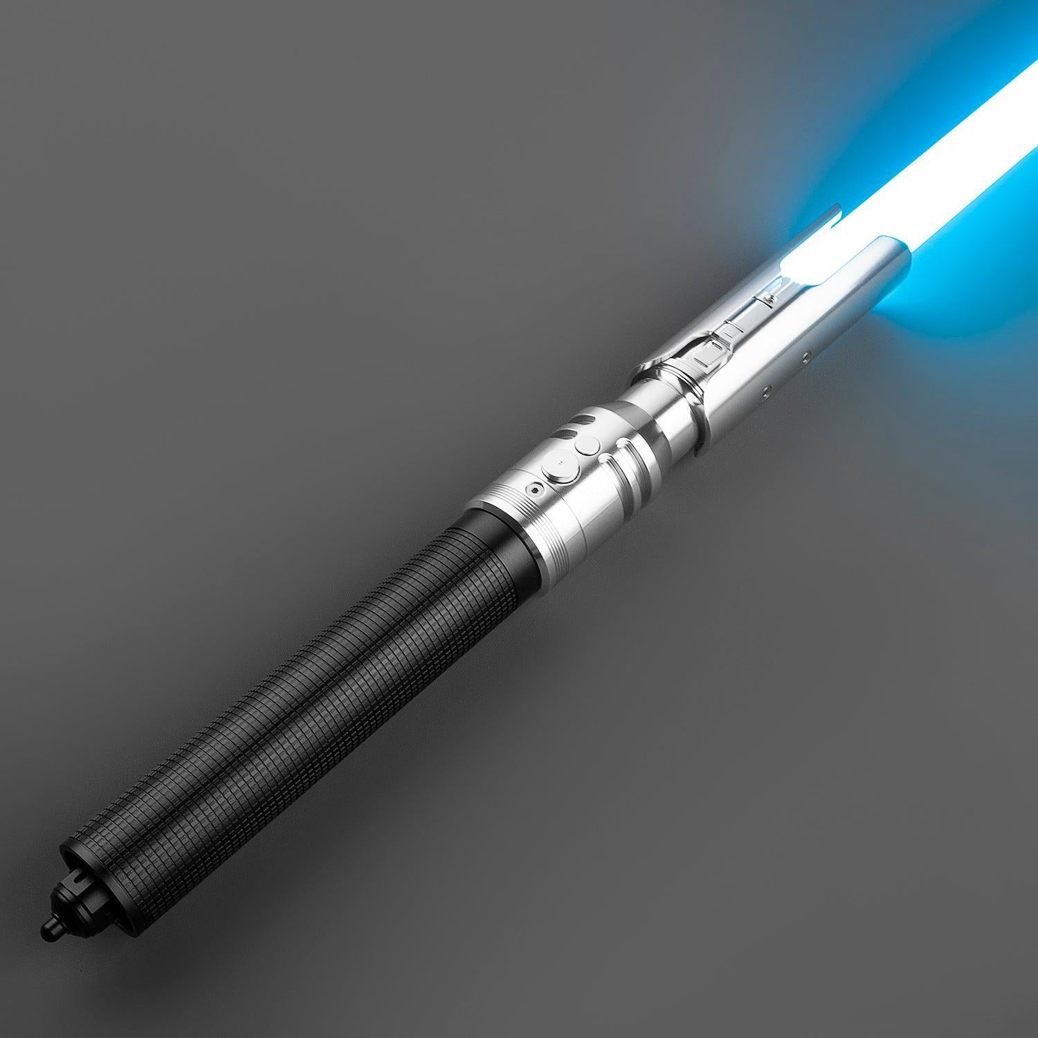 Fallen Variante 1 Lichtschwert mit silbernem Hilt und schwarzem Griff, leuchtende blaue Klinge